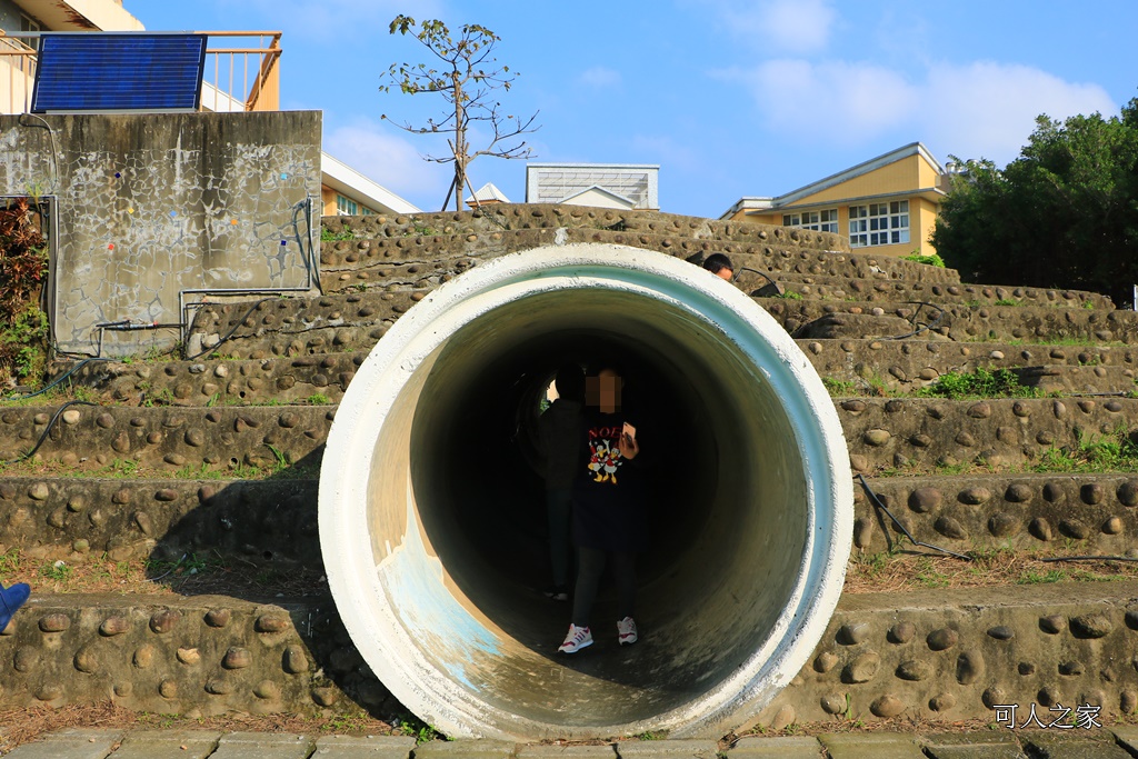 陽光國小、特色溜滑梯、新竹免費景點、自備紙箱、IG打卡、水泥管、7線道溜滑梯、新竹景點、旅遊景點、親子遊、兒童遊樂設施、時光隧道、大片草地