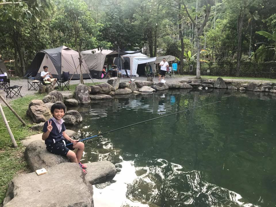 可釣魚、玩沙、玩水、籃球場露營區,沐光山居早餐吃到飽,沐光山居溫泉,沐光山居露營區,溫泉、泳池露營區