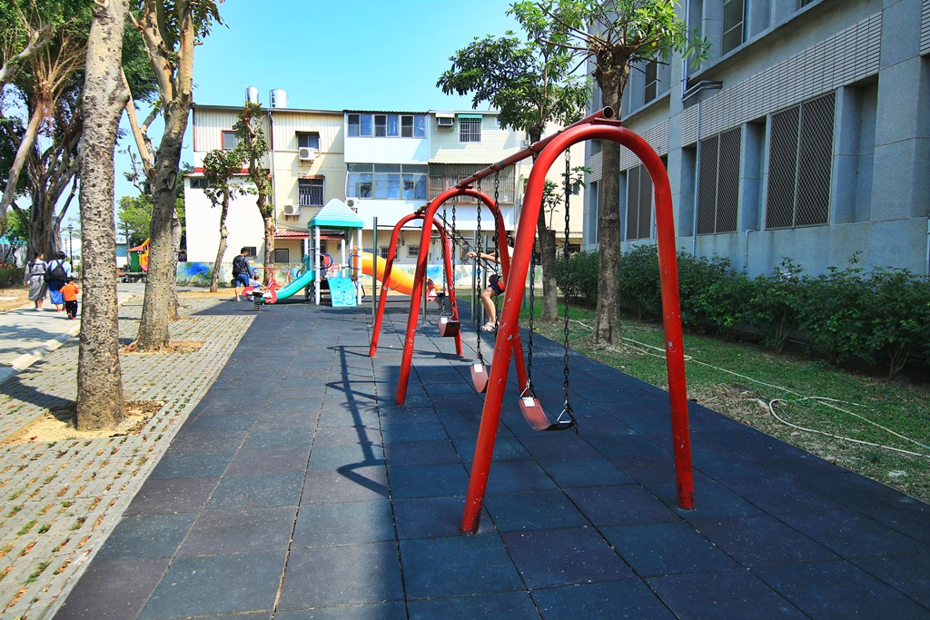 台南景點,台南玩沙,台南親子公園,大恩特色公園,戰鬥飛機旋轉遊樂設施、熱氣球彈跳床、氣球座椅、互動式直升機、太空梭盪鞦韆