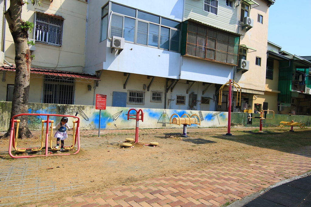 台南景點,台南玩沙,台南親子公園,大恩特色公園,戰鬥飛機旋轉遊樂設施、熱氣球彈跳床、氣球座椅、互動式直升機、太空梭盪鞦韆