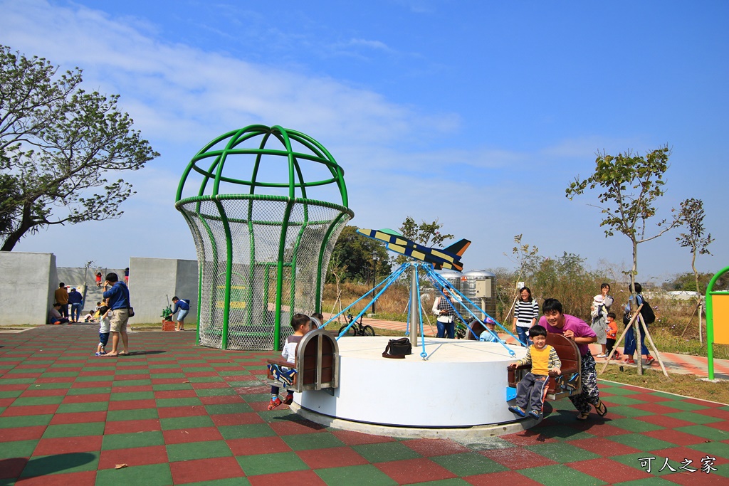 台南景點,台南玩沙,台南親子公園,大恩特色公園,戰鬥飛機旋轉遊樂設施、熱氣球彈跳床、氣球座椅、互動式直升機、太空梭盪鞦韆