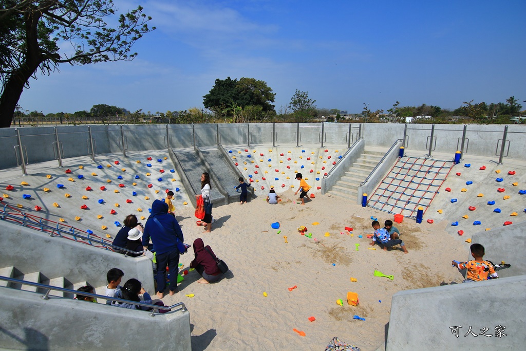 台南景點,台南玩沙,台南親子公園,大恩特色公園,戰鬥飛機旋轉遊樂設施、熱氣球彈跳床、氣球座椅、互動式直升機、太空梭盪鞦韆