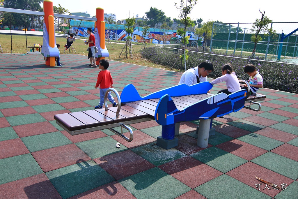 台南景點,台南玩沙,台南親子公園,大恩特色公園,戰鬥飛機旋轉遊樂設施、熱氣球彈跳床、氣球座椅、互動式直升機、太空梭盪鞦韆