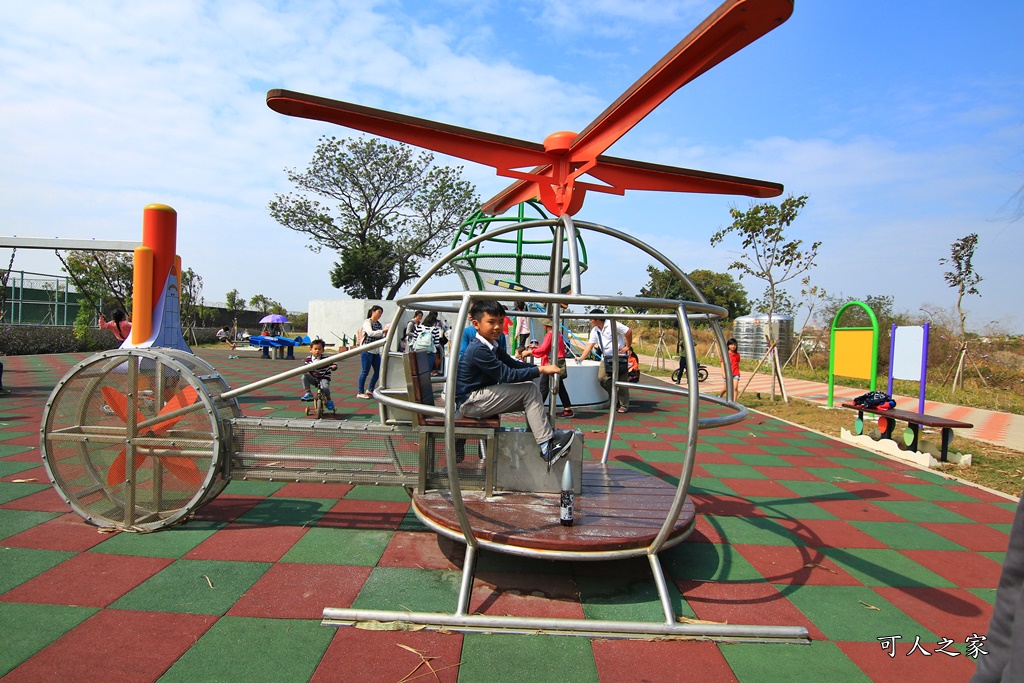 台南景點,台南玩沙,台南親子公園,大恩特色公園,戰鬥飛機旋轉遊樂設施、熱氣球彈跳床、氣球座椅、互動式直升機、太空梭盪鞦韆