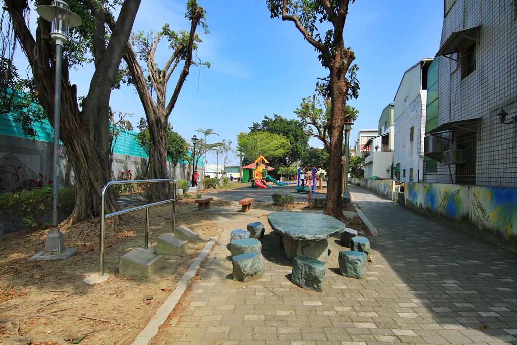 台南景點,台南玩沙,台南親子公園,大恩特色公園,戰鬥飛機旋轉遊樂設施、熱氣球彈跳床、氣球座椅、互動式直升機、太空梭盪鞦韆