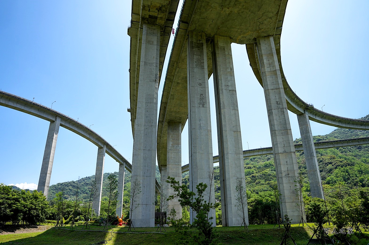 免費,南投新景點,新景點,橋聳雲天綠雕園區,橋聳雲天綠雕園區(國道六號國姓交流道),約會