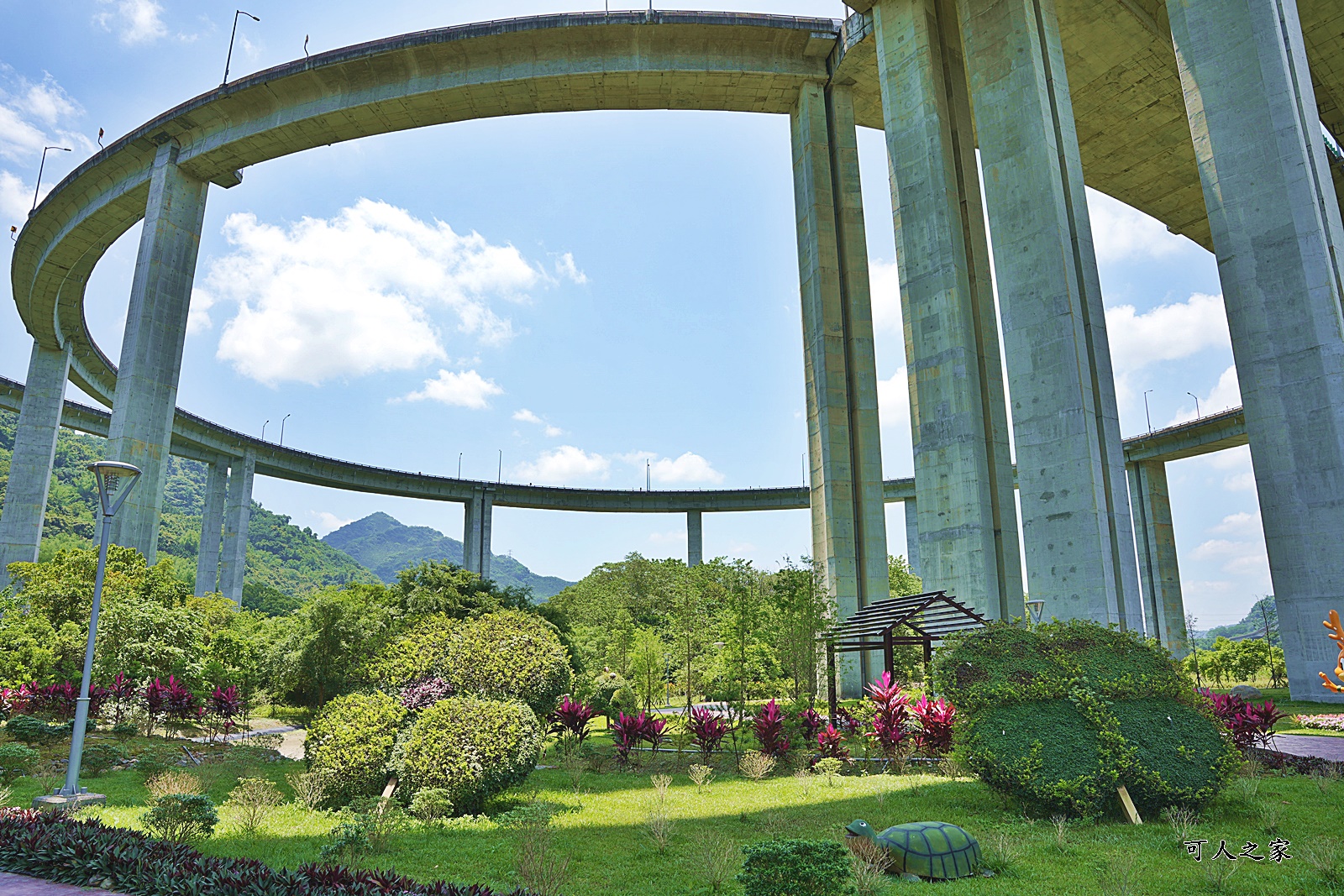 免費,南投新景點,新景點,橋聳雲天綠雕園區,橋聳雲天綠雕園區(國道六號國姓交流道),約會