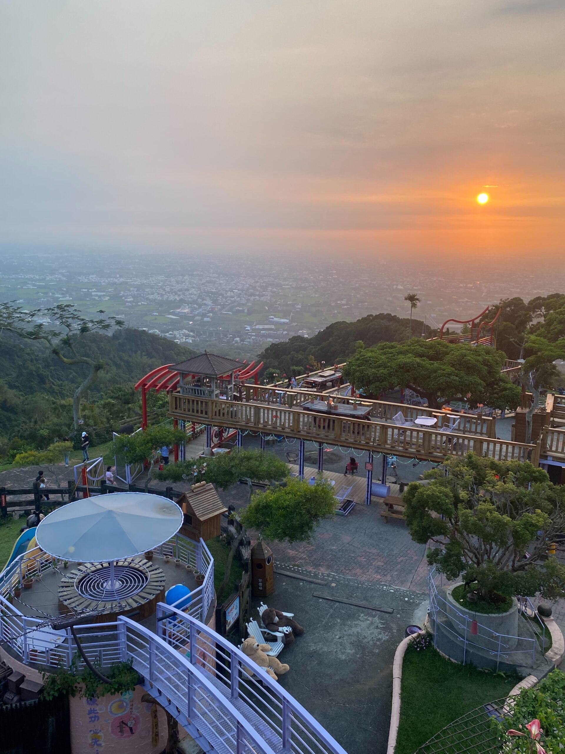 中部景點,南投180度夜景,南投及中部最優質景點,南投約會,南投餵小動物,夜景,夜景部落格,裝置藝術