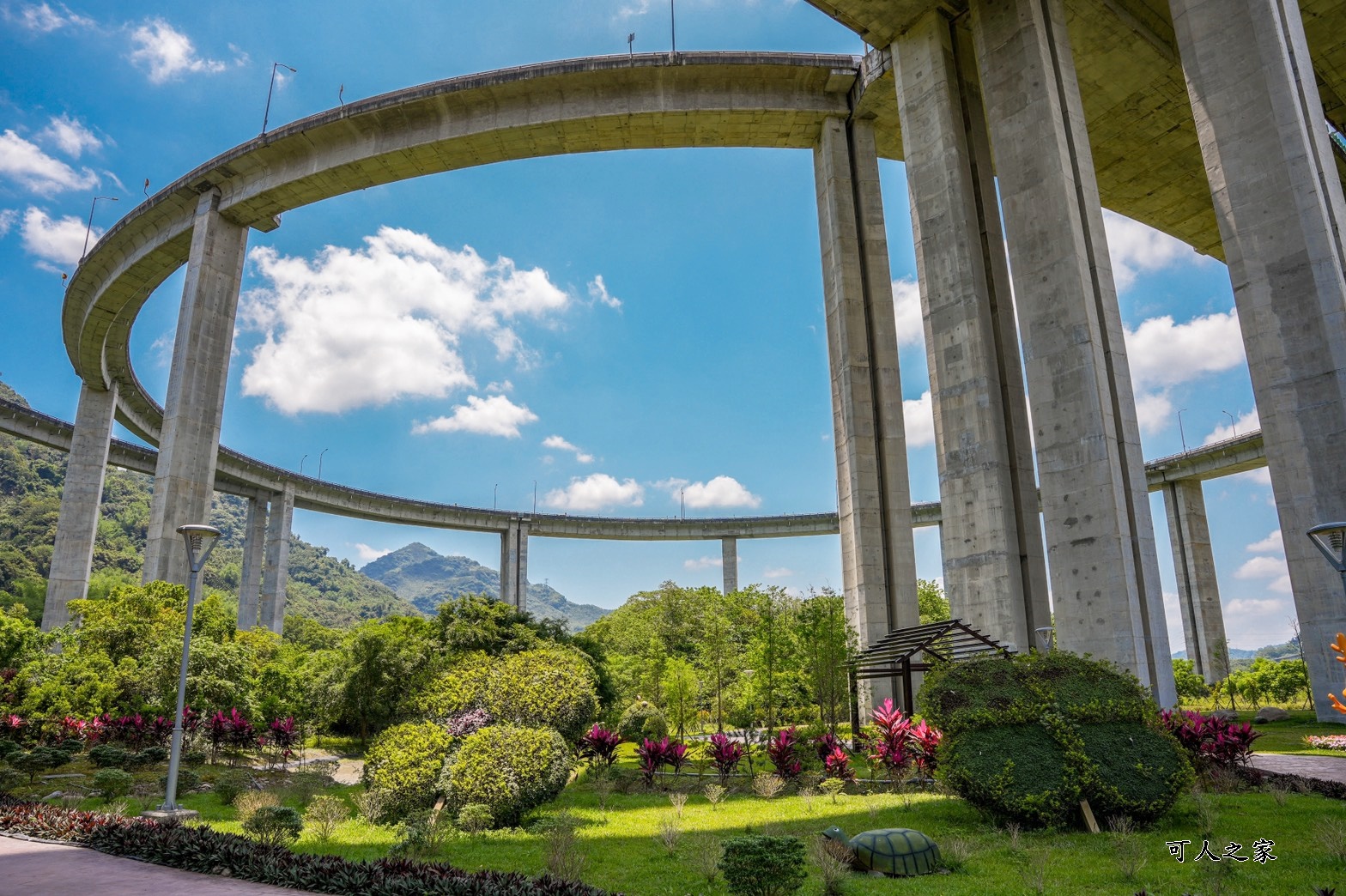 免費,南投新景點,新景點,橋聳雲天綠雕園區,橋聳雲天綠雕園區(國道六號國姓交流道),約會