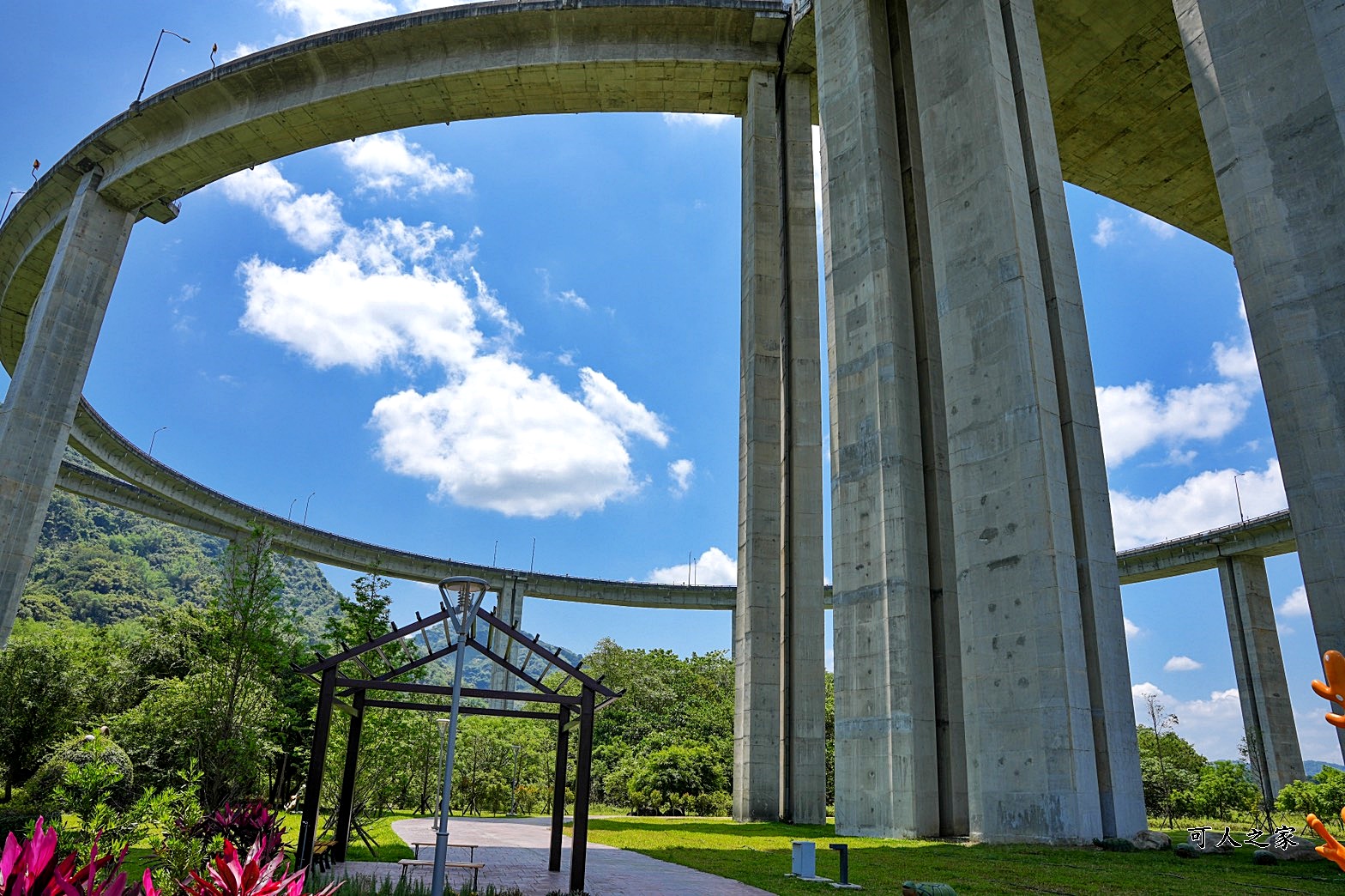 免費,南投新景點,新景點,橋聳雲天綠雕園區,橋聳雲天綠雕園區(國道六號國姓交流道),約會