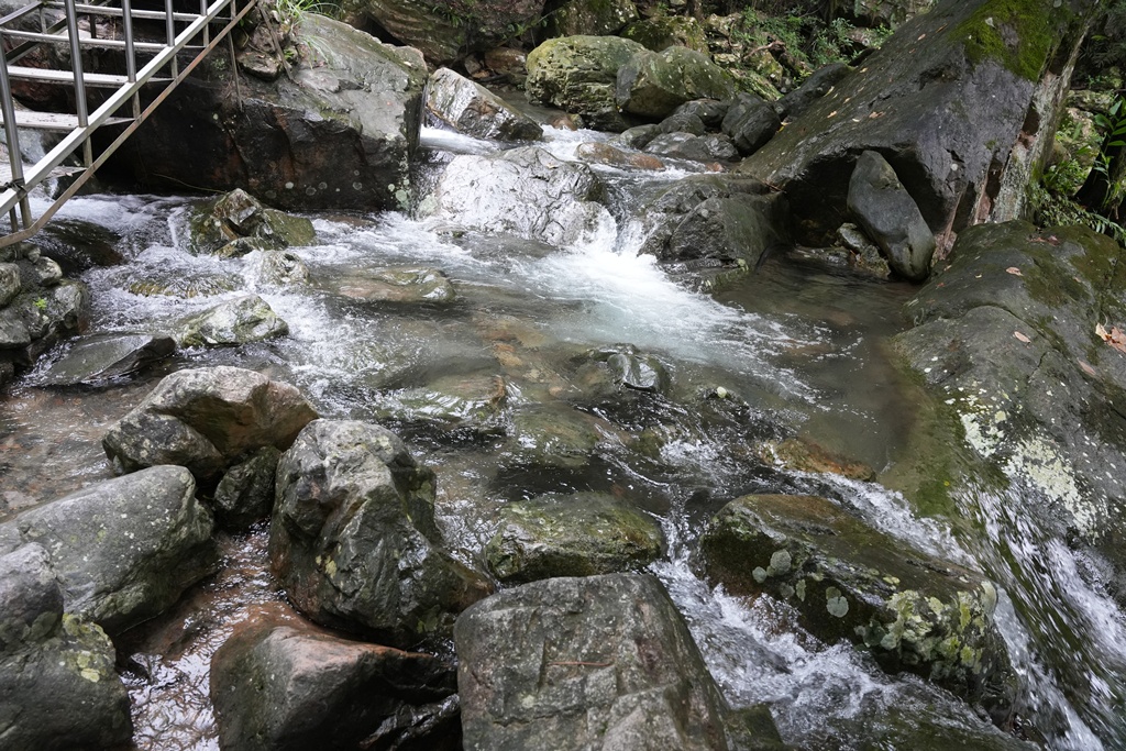 IG熱門景點,假日去處,台灣旅遊,宜蘭化處去,宜蘭新景點,宜蘭礁溪,宜蘭礁溪景點,拍照景點,泡腳,瀑布,猴洞坑瀑布,白石腳步道,礁溪旅遊,礁溪景點,芬多精,蘭陽平原,親子景點,輕鬆健行