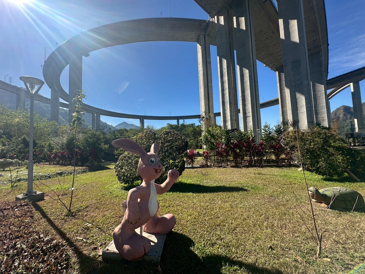 免費,南投新景點,山訓挑戰區,新景點,橋聳雲天綠雕園區,橋聳雲天綠雕園區(國道六號國姓交流道),約會