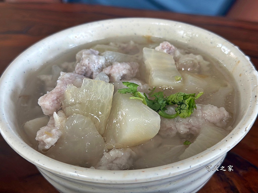 古早味肉煠菜頭肉焿麵料滿滿的幾乎看不到什麼焿湯，他們的麵條很滑嫩，和一般的白麵吃起來口感不一樣，焿湯有菜頭香，喝起來清淡，有一股吸引力，就是覺得簡單又美味