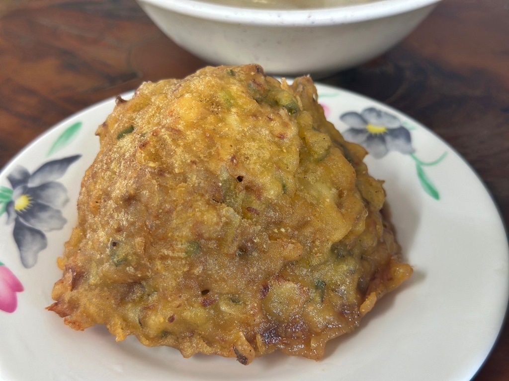 布袋古早味肉煠招牌肉煠沒有含太多的油量，吃起來冷掉了，但不影響口感，一顆才35元太便宜了，可以外帶回家吃，因為冷掉也好吃