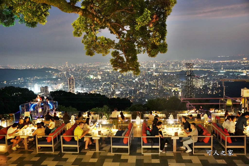 網站近期文章：【草山夜未眠景觀餐廳】高人氣夜景餐廳！最新菜單，訂位資訊、旋轉木馬、歌手演唱