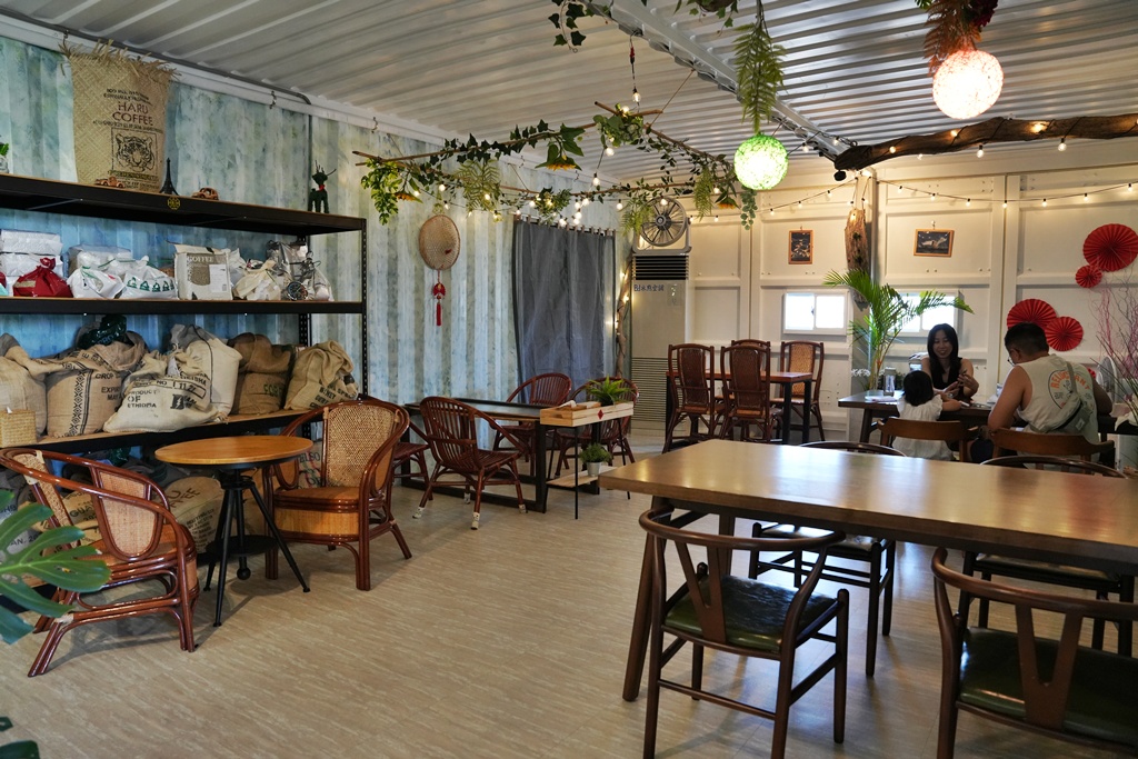 仙人指路咖啡,台南七股,台南下午茶,台南秘境咖啡,寧靜咖啡廳,寵物友善,庭園咖啡,漁村,白色貨櫃屋,自家烘焙咖啡