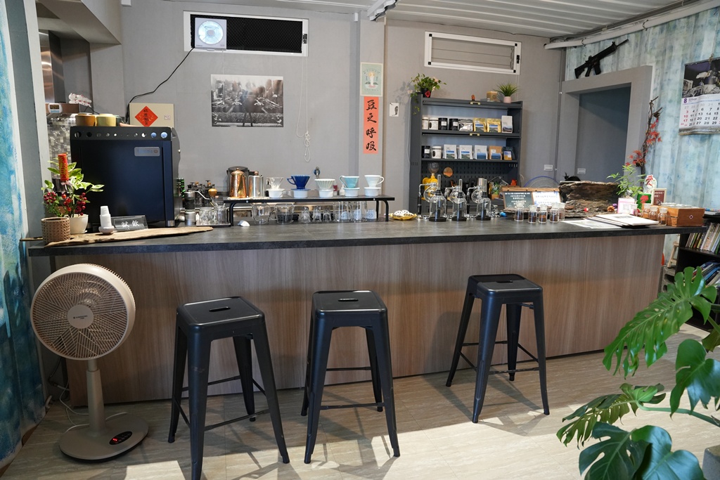 仙人指路咖啡,台南七股,台南下午茶,台南秘境咖啡,寧靜咖啡廳,寵物友善,庭園咖啡,漁村,白色貨櫃屋,自家烘焙咖啡