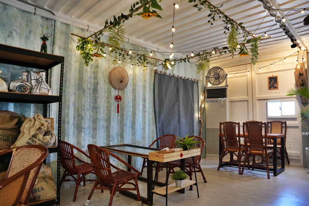 仙人指路咖啡,台南七股,台南下午茶,台南秘境咖啡,寧靜咖啡廳,寵物友善,庭園咖啡,漁村,白色貨櫃屋,自家烘焙咖啡