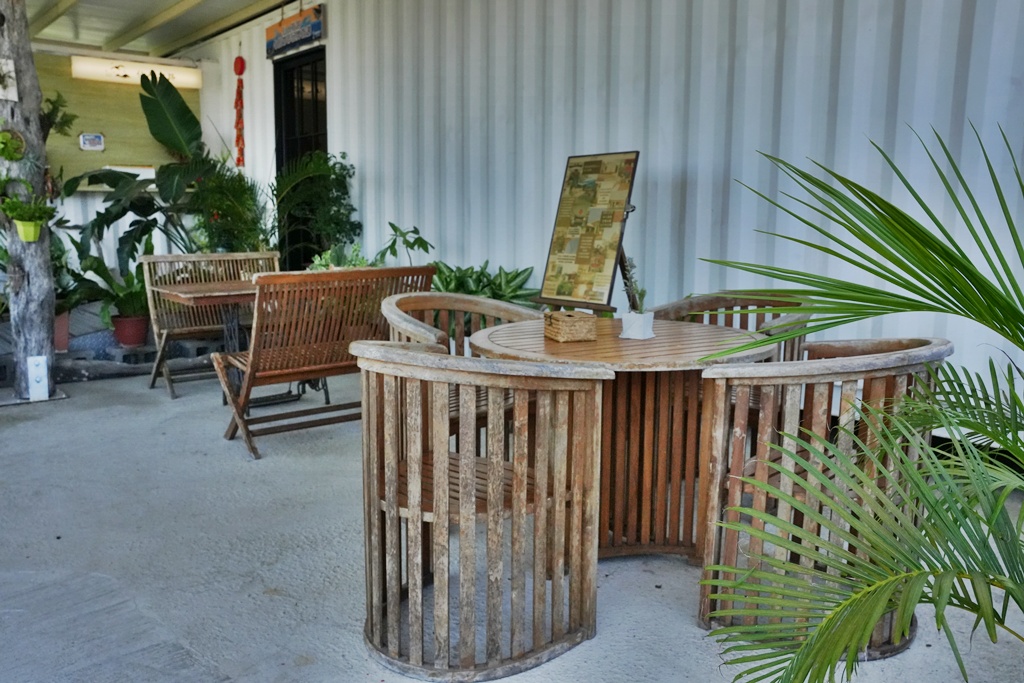 仙人指路咖啡,台南七股,台南下午茶,台南秘境咖啡,寧靜咖啡廳,寵物友善,庭園咖啡,漁村,白色貨櫃屋,自家烘焙咖啡