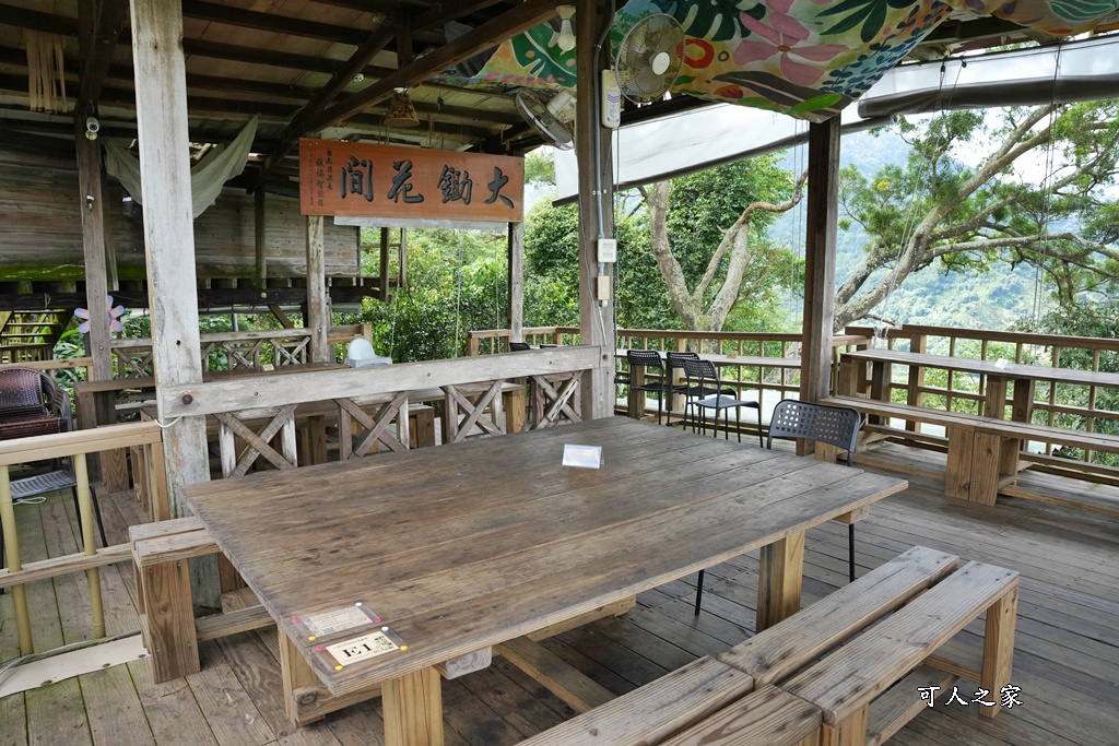 175咖啡公路,180度山景,停車場,台南咖啡廳,台南旅遊推薦,台南景觀餐廳,台南秘境,台南約會,台南美食,咖啡公路景點,咖啡果露雞腿鍋,大鋤花間,大鋤花間咖啡生態農場,室內用餐,寵物友善（雖然原文沒強調寵物可入，但有貓咪可暗示友好度）,山景咖啡廳,心靈療癒,戶外用餐,放鬆,東山咖啡,東山景觀餐廳,東山美食,樹屋餐廳,浪漫花園,療癒秘境,網美打卡,親子景點,韓式泡菜鍋,預約