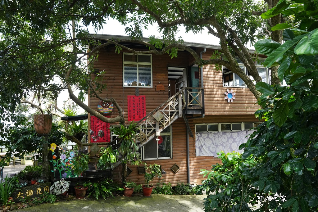 175咖啡公路,180度山景,停車場,台南咖啡廳,台南旅遊推薦,台南景觀餐廳,台南秘境,台南約會,台南美食,咖啡公路景點,咖啡果露雞腿鍋,大鋤花間,大鋤花間咖啡生態農場,室內用餐,寵物友善（雖然原文沒強調寵物可入，但有貓咪可暗示友好度）,山景咖啡廳,心靈療癒,戶外用餐,放鬆,東山咖啡,東山景觀餐廳,東山美食,樹屋餐廳,浪漫花園,療癒秘境,網美打卡,親子景點,韓式泡菜鍋,預約