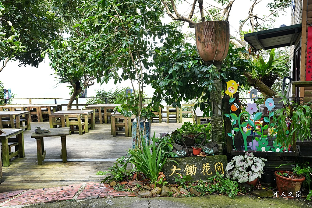 175咖啡公路,180度山景,停車場,台南咖啡廳,台南旅遊推薦,台南景觀餐廳,台南秘境,台南約會,台南美食,咖啡公路景點,咖啡果露雞腿鍋,大鋤花間,大鋤花間咖啡生態農場,室內用餐,寵物友善（雖然原文沒強調寵物可入，但有貓咪可暗示友好度）,山景咖啡廳,心靈療癒,戶外用餐,放鬆,東山咖啡,東山景觀餐廳,東山美食,樹屋餐廳,浪漫花園,療癒秘境,網美打卡,親子景點,韓式泡菜鍋,預約