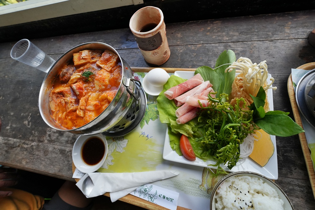 175咖啡公路,180度山景,停車場,台南咖啡廳,台南旅遊推薦,台南景觀餐廳,台南秘境,台南約會,台南美食,咖啡公路景點,咖啡果露雞腿鍋,大鋤花間,大鋤花間咖啡生態農場,室內用餐,寵物友善（雖然原文沒強調寵物可入，但有貓咪可暗示友好度）,山景咖啡廳,心靈療癒,戶外用餐,放鬆,東山咖啡,東山景觀餐廳,東山美食,樹屋餐廳,浪漫花園,療癒秘境,網美打卡,親子景點,韓式泡菜鍋,預約