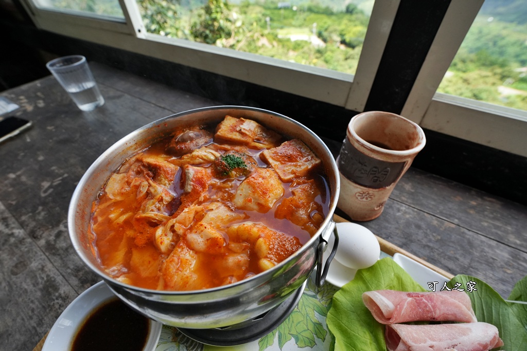 175咖啡公路,180度山景,停車場,台南咖啡廳,台南旅遊推薦,台南景觀餐廳,台南秘境,台南約會,台南美食,咖啡公路景點,咖啡果露雞腿鍋,大鋤花間,大鋤花間咖啡生態農場,室內用餐,寵物友善（雖然原文沒強調寵物可入，但有貓咪可暗示友好度）,山景咖啡廳,心靈療癒,戶外用餐,放鬆,東山咖啡,東山景觀餐廳,東山美食,樹屋餐廳,浪漫花園,療癒秘境,網美打卡,親子景點,韓式泡菜鍋,預約