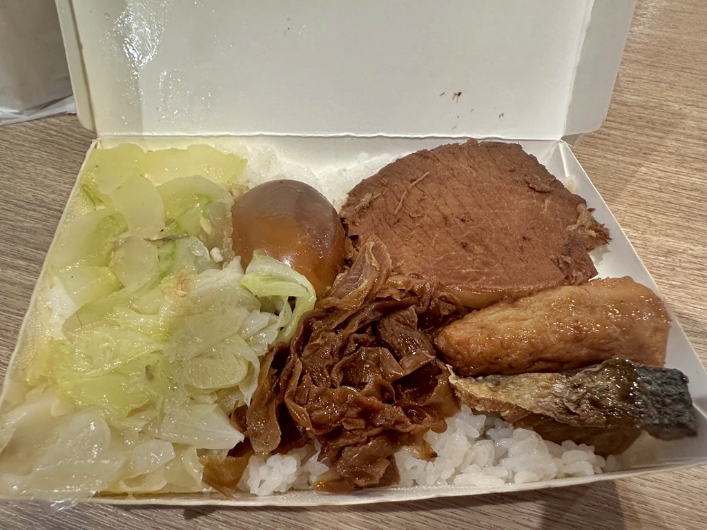 #西螺美食 #垂降運將便當 #西螺服務區 #隱藏版美食 #牆邊便當 #古早味便當 #司機愛店 #銅板美食 #西螺必吃 #旅行美食 #台灣美食 #公路美食 #在地小吃,牆邊便當,西螺古早味,西螺垂降運將便當,西螺必吃,西螺服務區美食,西螺隱藏便當,運將便當