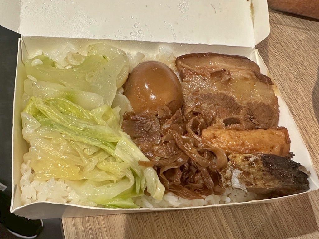 #西螺美食 #垂降運將便當 #西螺服務區 #隱藏版美食 #牆邊便當 #古早味便當 #司機愛店 #銅板美食 #西螺必吃 #旅行美食 #台灣美食 #公路美食 #在地小吃,牆邊便當,西螺古早味,西螺垂降運將便當,西螺必吃,西螺服務區美食,西螺隱藏便當,運將便當