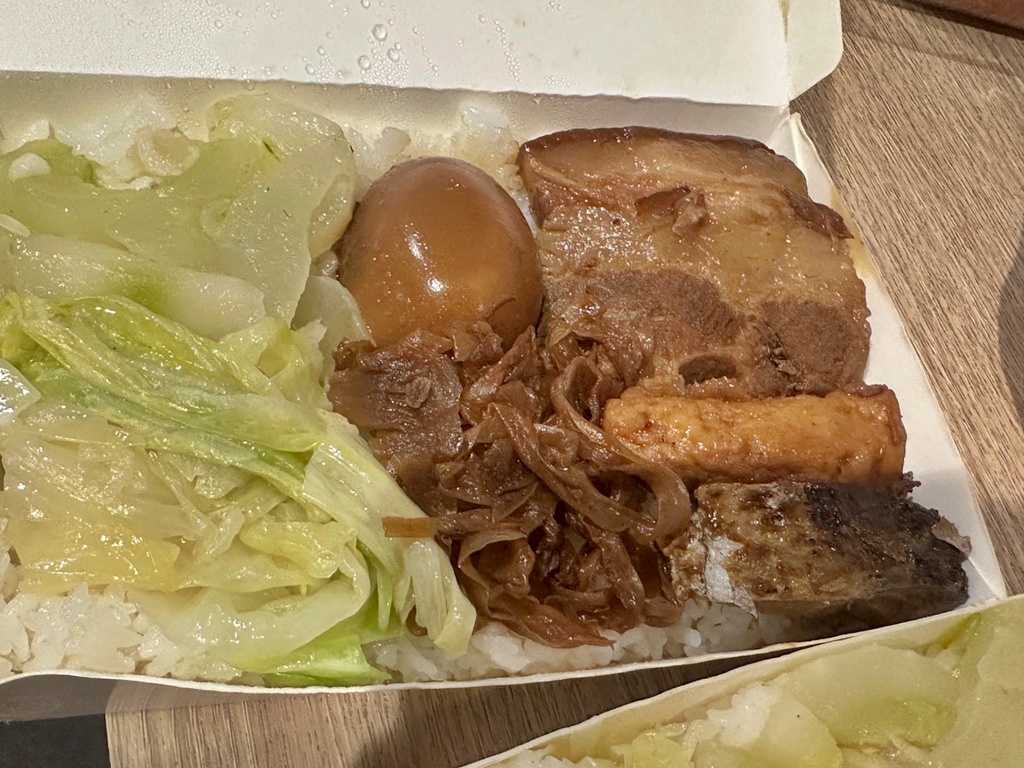 #西螺美食 #垂降運將便當 #西螺服務區 #隱藏版美食 #牆邊便當 #古早味便當 #司機愛店 #銅板美食 #西螺必吃 #旅行美食 #台灣美食 #公路美食 #在地小吃,牆邊便當,西螺古早味,西螺垂降運將便當,西螺必吃,西螺服務區美食,西螺隱藏便當,運將便當