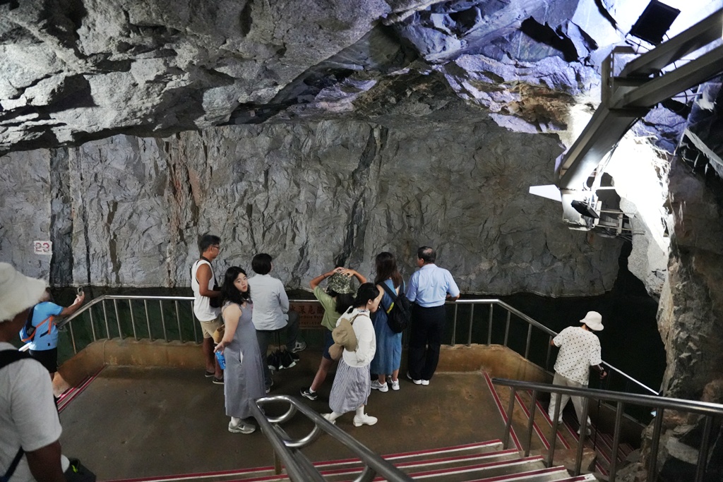 #金門 #翟山坑道 #金門景點 #免門票 #天然冷氣 #戰地風情 #涼爽秘境 #金門自由行 #網美景點 #拍照打卡 #夏天去哪玩 #地下奇景 #金門 #翟山坑道 #金門景點 #免門票 #天然冷氣 #戰地風情 #涼爽秘境 #金門自由行 #網美景點 #拍照打卡 #夏天去哪玩 #地下奇景