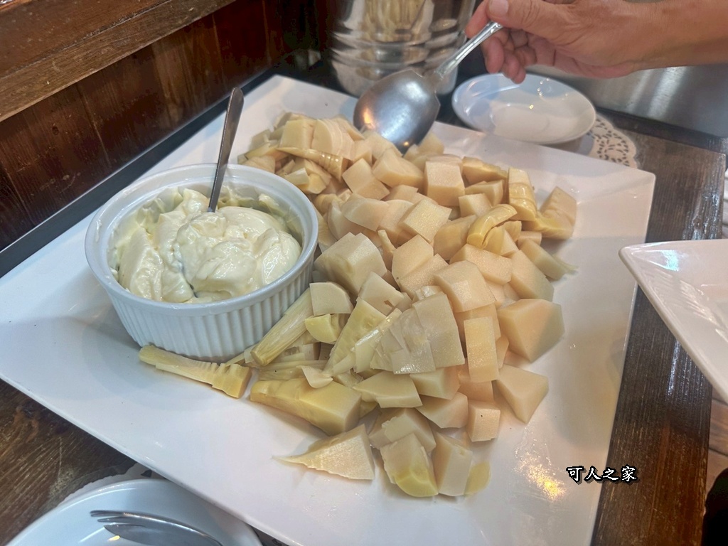 假日限定,寵物友善,森林系餐廳,歐式古堡,漫步雲端森林廚房,網美餐廳,自助沙拉吧吃到飽,苗栗三義,苗栗美食,餐廳預約