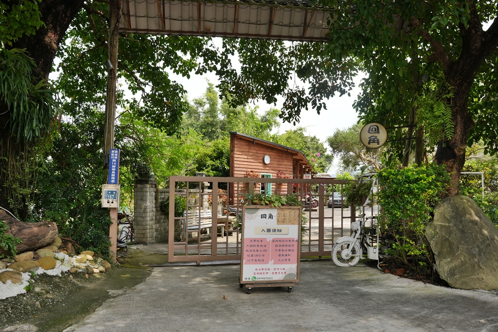 回角咖啡,回角咖啡停車,白色貨櫃屋,苗栗下午茶,苗栗咖啡,苗栗慢活,苗栗拍照景點,苗栗文青,苗栗田野,苗栗秘境咖啡廳,苗栗網美咖啡,苗栗老物