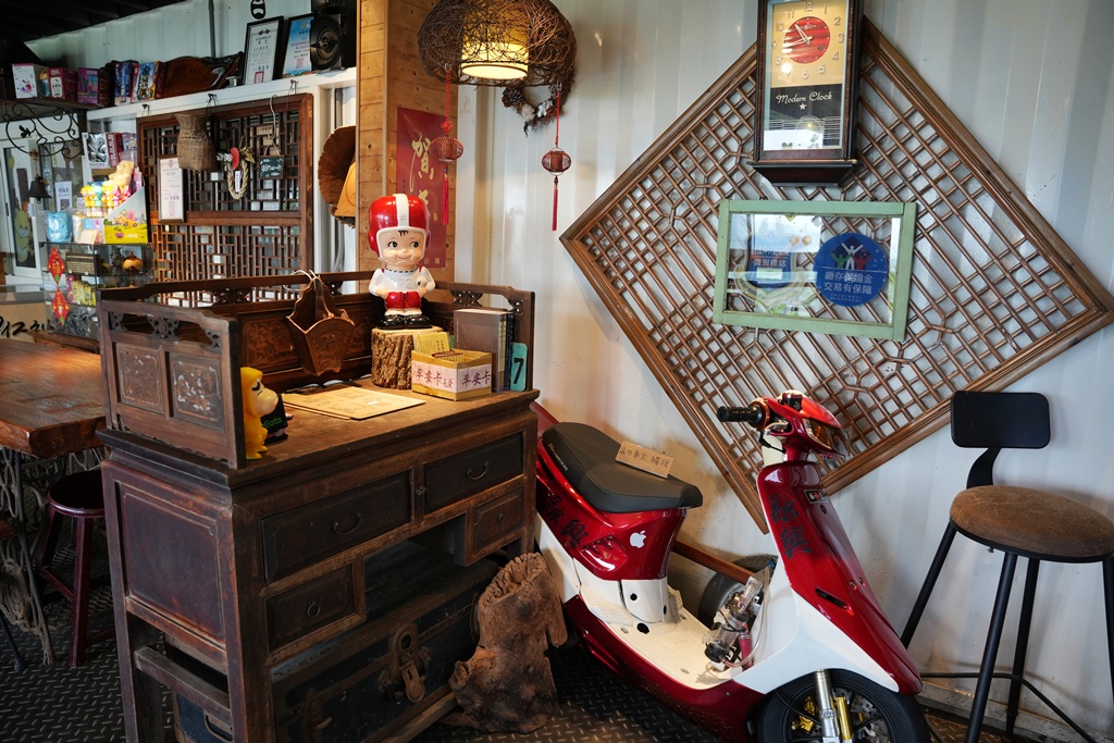 回角咖啡,回角咖啡停車,白色貨櫃屋,苗栗下午茶,苗栗咖啡,苗栗慢活,苗栗拍照景點,苗栗文青,苗栗田野,苗栗秘境咖啡廳,苗栗網美咖啡,苗栗老物