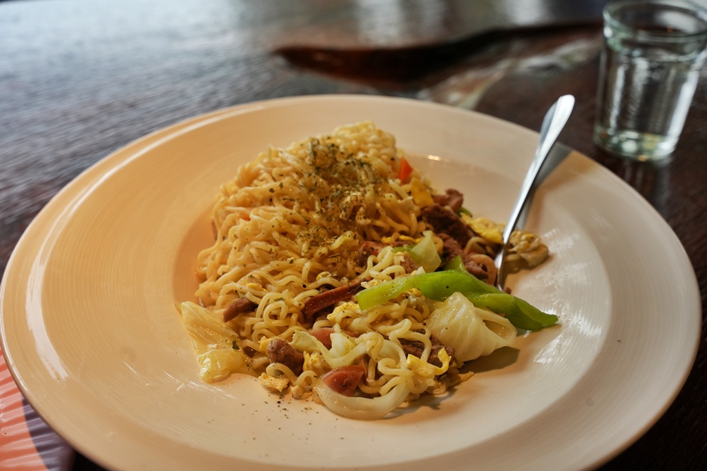 回角咖啡,回角咖啡停車,白色貨櫃屋,苗栗下午茶,苗栗咖啡,苗栗慢活,苗栗拍照景點,苗栗文青,苗栗田野,苗栗秘境咖啡廳,苗栗網美咖啡,苗栗老物