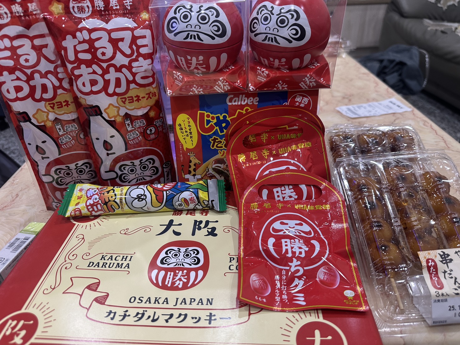 Katsuoji Temple,勝尾寺,勝尾寺怎麼去,勝尾寺門票,大阪交通,大阪自由行,大阪賞楓,季節限定,寺廟巡禮,打卡熱點,拍照景點,旅遊攻略.,日本紅葉,楓葉季,淨化之橋,箕面萱野,絕美楓葉,網美景點,達摩不倒翁,達摩牆,關西賞楓