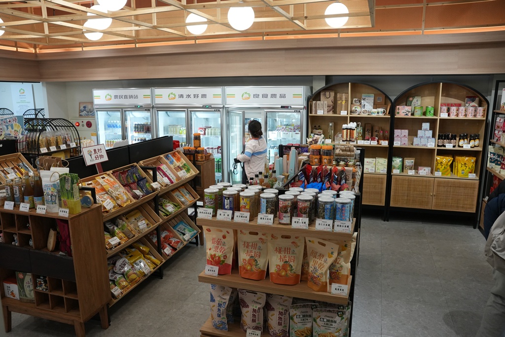 伴手禮,假日音樂演奏,免費停車,免門票,台中一日遊,台中景點,台中親子景點,室內景點,幸福是火車,戶外景點,拍照打卡,清水區,清水區農會休閒觀光園區,清水旅遊,清水農會,清水高美濕地周邊,狼尾草造景,碾米DIY,稻米文化,網美景點,親子景點,親子體驗,輕旅行,農會咖啡,農業文化,鐵道風景,黃金稻穗館