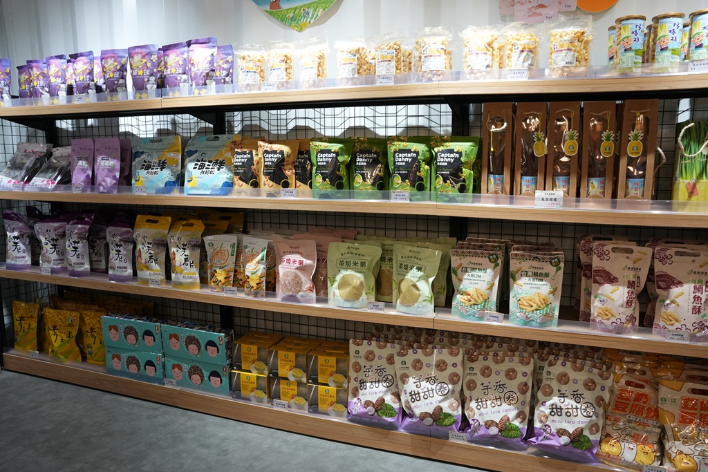 伴手禮,假日音樂演奏,免費停車,免門票,台中一日遊,台中景點,台中親子景點,室內景點,幸福是火車,戶外景點,拍照打卡,清水區,清水區農會休閒觀光園區,清水旅遊,清水農會,清水高美濕地周邊,狼尾草造景,碾米DIY,稻米文化,網美景點,親子景點,親子體驗,輕旅行,農會咖啡,農業文化,鐵道風景,黃金稻穗館