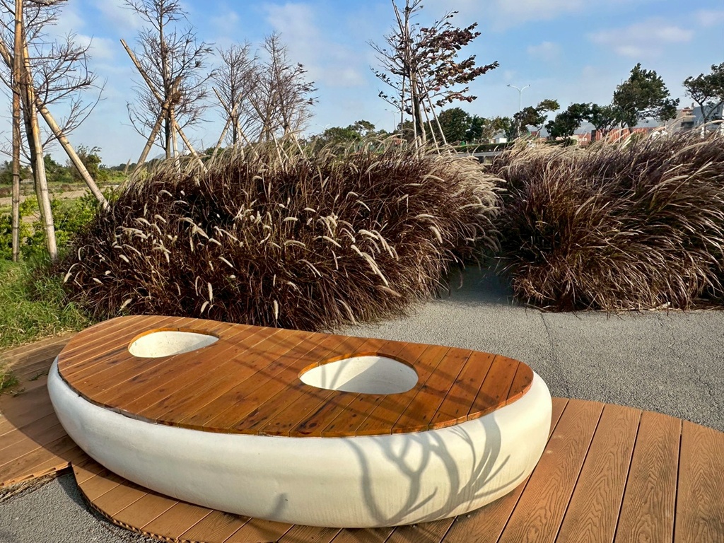 伴手禮,假日音樂演奏,免費停車,免門票,台中一日遊,台中景點,台中親子景點,室內景點,幸福是火車,戶外景點,拍照打卡,清水區,清水區農會休閒觀光園區,清水旅遊,清水農會,清水高美濕地周邊,狼尾草造景,碾米DIY,稻米文化,網美景點,親子景點,親子體驗,輕旅行,農會咖啡,農業文化,鐵道風景,黃金稻穗館