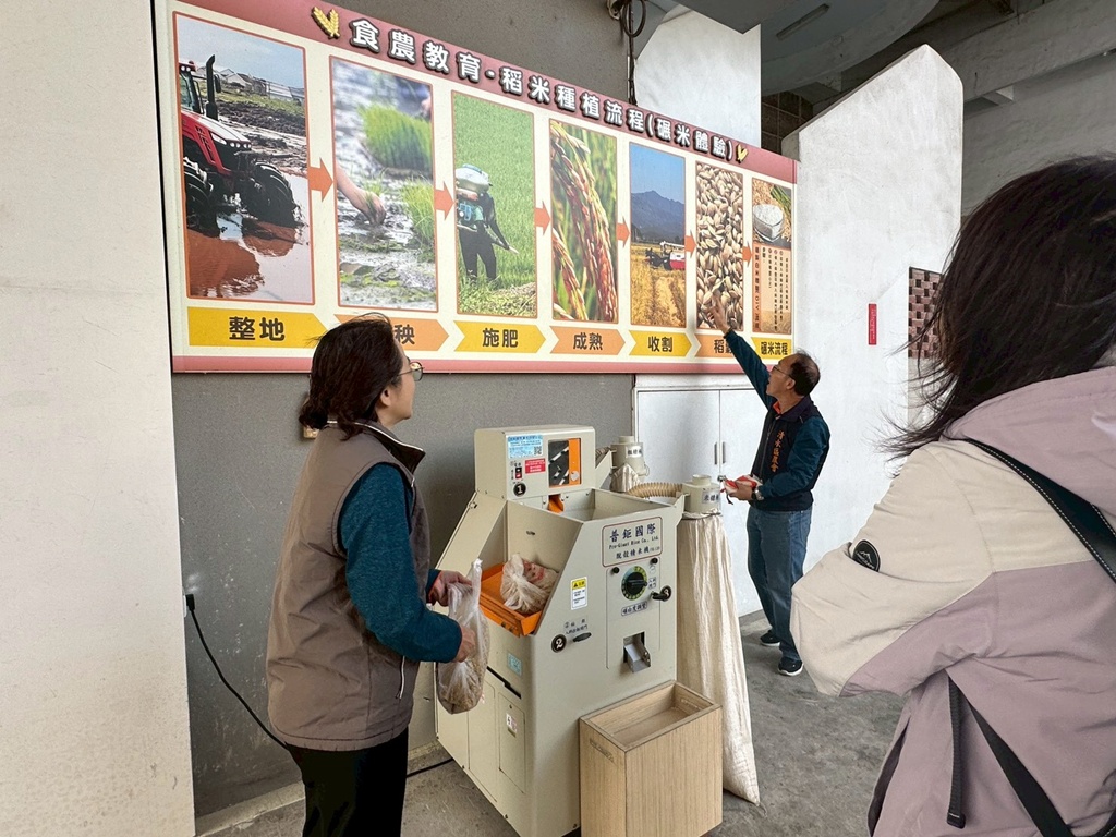 伴手禮,假日音樂演奏,免費停車,免門票,台中一日遊,台中景點,台中親子景點,室內景點,幸福是火車,戶外景點,拍照打卡,清水區,清水區農會休閒觀光園區,清水旅遊,清水農會,清水高美濕地周邊,狼尾草造景,碾米DIY,稻米文化,網美景點,親子景點,親子體驗,輕旅行,農會咖啡,農業文化,鐵道風景,黃金稻穗館