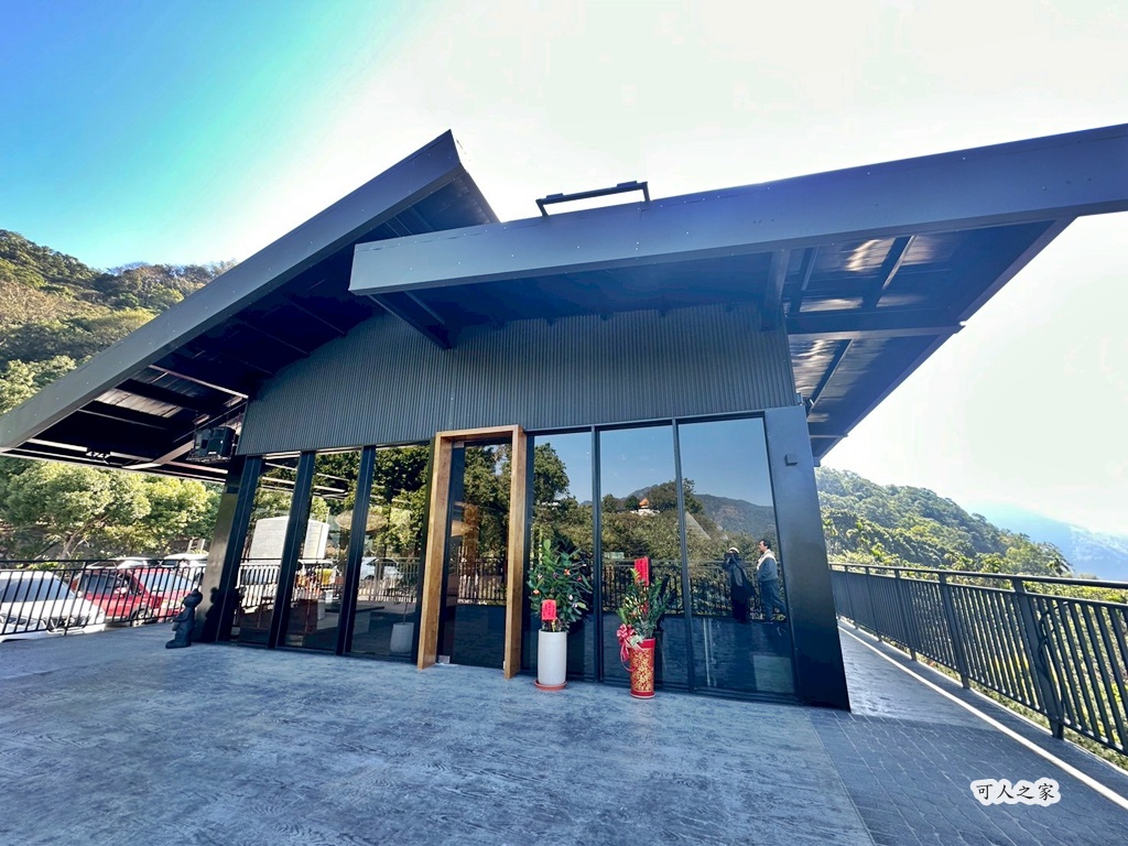 FIRST CLASS COFFEE,一頂小坊,停車場,南投下午茶,南投咖啡廳,南投水里,咖啡甜點,山景咖啡,工業風,挑高設計,景觀餐廳,水里景點,療癒秘境,約會景點,觀景咖啡廳