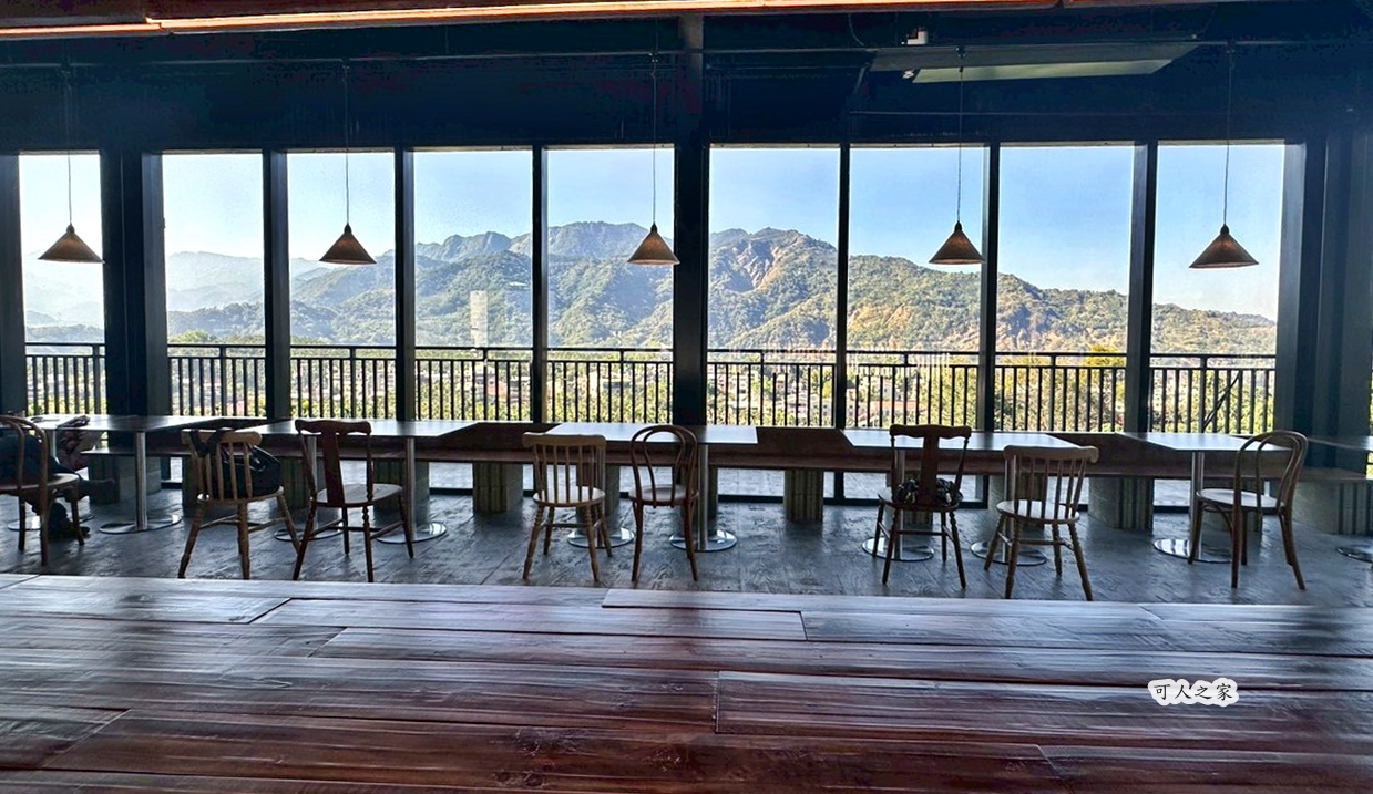 FIRST CLASS COFFEE,一頂小坊,停車場,南投下午茶,南投咖啡廳,南投水里,咖啡甜點,山景咖啡,工業風,挑高設計,景觀餐廳,水里景點,療癒秘境,約會景點,觀景咖啡廳