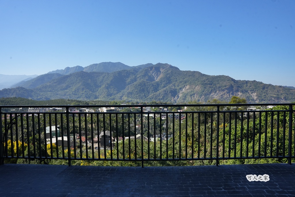 FIRST CLASS COFFEE,一頂小坊,停車場,南投下午茶,南投咖啡廳,南投水里,咖啡甜點,山景咖啡,工業風,挑高設計,景觀餐廳,水里景點,療癒秘境,約會景點,觀景咖啡廳