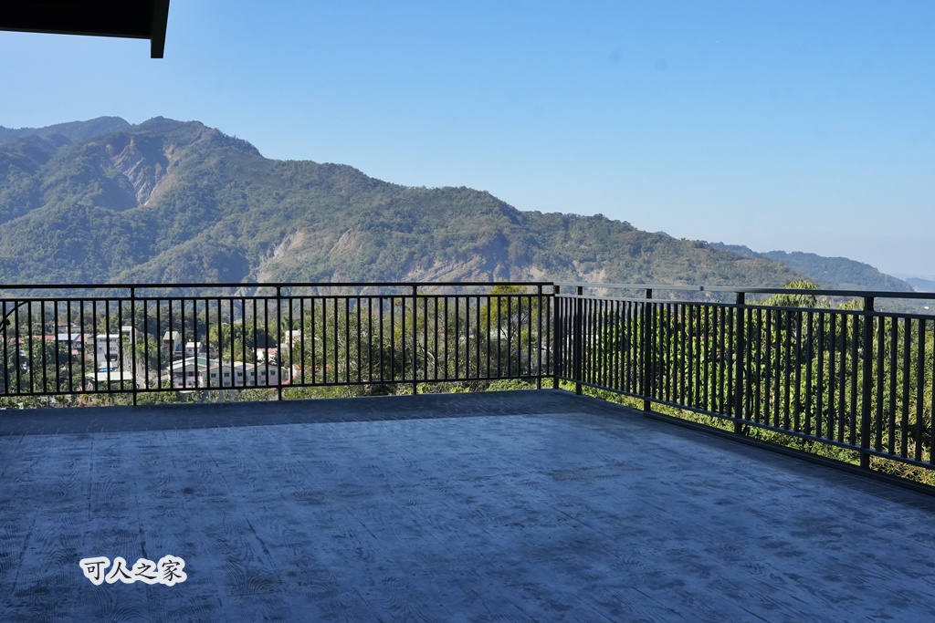 FIRST CLASS COFFEE,一頂小坊,停車場,南投下午茶,南投咖啡廳,南投水里,咖啡甜點,山景咖啡,工業風,挑高設計,景觀餐廳,水里景點,療癒秘境,約會景點,觀景咖啡廳