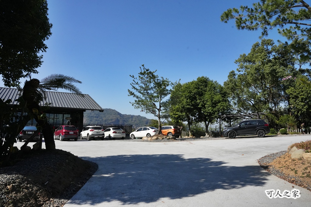 FIRST CLASS COFFEE,一頂小坊,停車場,南投下午茶,南投咖啡廳,南投水里,咖啡甜點,山景咖啡,工業風,挑高設計,景觀餐廳,水里景點,療癒秘境,約會景點,觀景咖啡廳