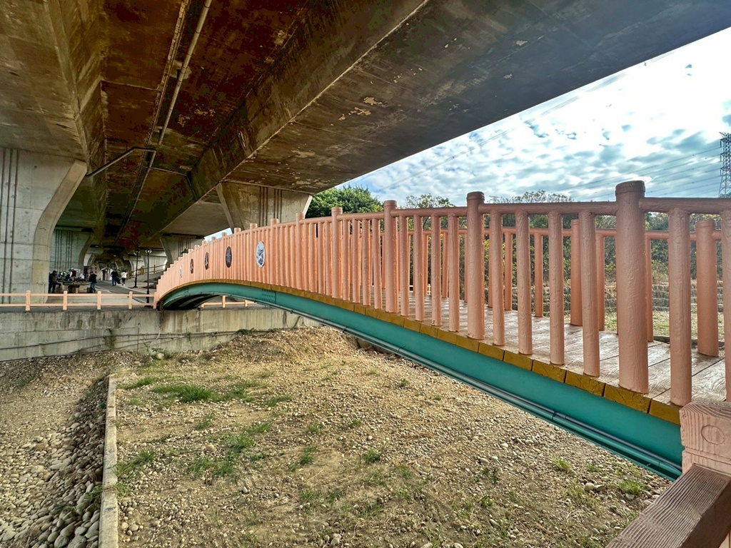 C路線,O型路線,休息涼亭,假日出遊,停車場,健行推薦,健行步道,台中步道,台中火力發電廠,台中龍井,國道三號橋下,土地公廟,大榕樹,大肚溪出海口,家庭健行,廁所,彰化線西鄉,戶外活動,木棧道,烤地瓜,登山,竹坑南寮登山步道,自然風光,親子共遊,觀景平台,踏青,輕鬆步道,雙龍搶珠,鯉魚山公園,龍井區,龍止觀