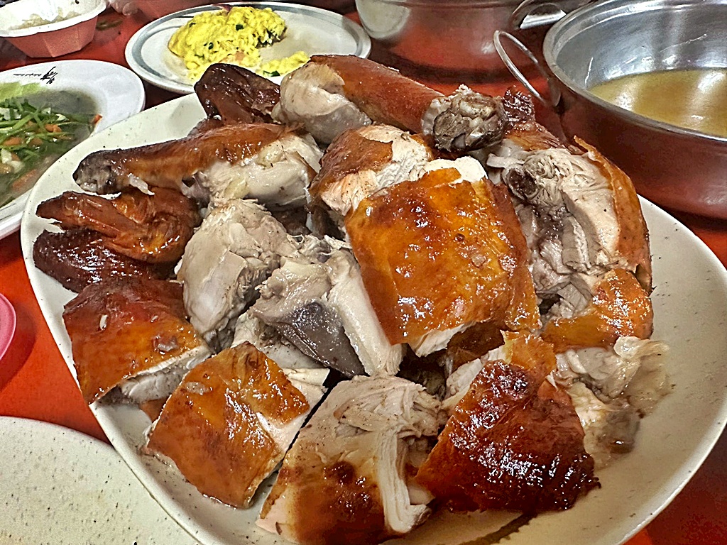 南投竹山【福伯脆皮黃金雞】色澤誘人酥脆度滿分,熱炒份量不大口味很好 @可人之家 @可人之家