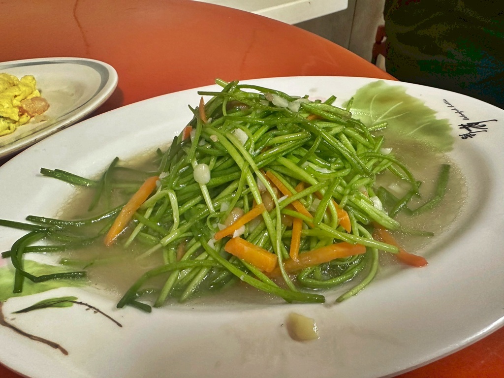 南投竹山【福伯脆皮黃金雞】色澤誘人酥脆度滿分,熱炒份量不大口味很好 @可人之家 @可人之家