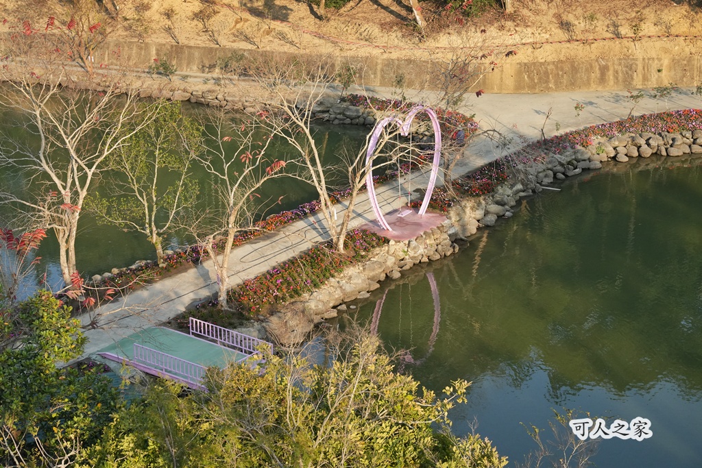 360度山景,九重葛,古坑景點,土匪寮,寵物友善,戶外景點,景觀餐廳,網美景點,親子景點,試營運,雲林古坑有風的地方,雲林新景點,雲林景點,麝香木花海 360度山景,九重葛,古坑景點,土匪寮,寵物友善,戶外景點,景觀餐廳,網美景點,親子景點,試營運,雲林古坑有風的地方,雲林新景點,雲林景點,麝香木花海